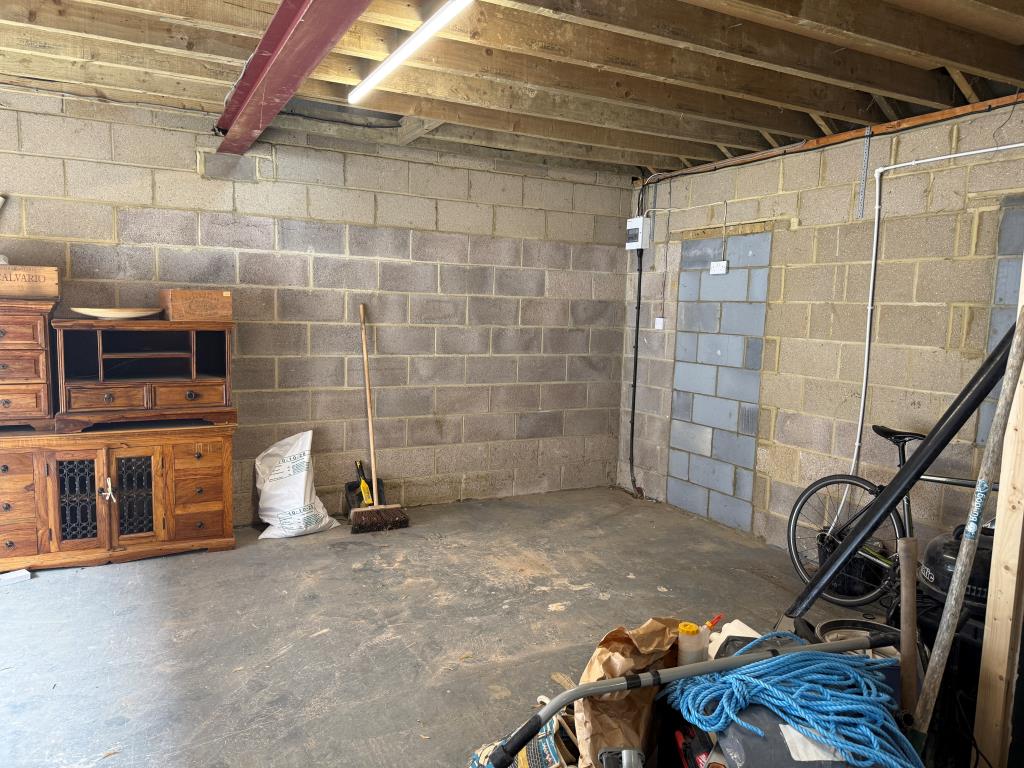 Lot: 21 - FREEHOLD GARAGE/WORKSHOP OF APPROXIMATELY 700 SQ.FT - Internal view of storage area 2